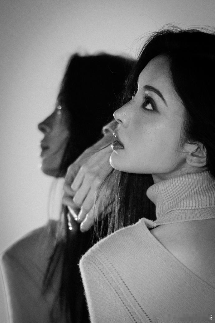 侯明昊娜扎红绸系良缘海报看到娜扎这张海报，瞬间就懂了什么叫“一眼万年”，红绸缠