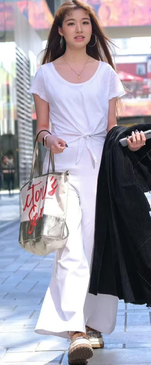 白色薄款T恤配白色阔腿裤这搭配堪称简约界王炸轻薄白T似温柔微风自然贴