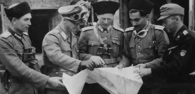 1944年，就在苏军即将攻入华沙时，远在英国流亡的波兰政府，在美英不断给出的空头