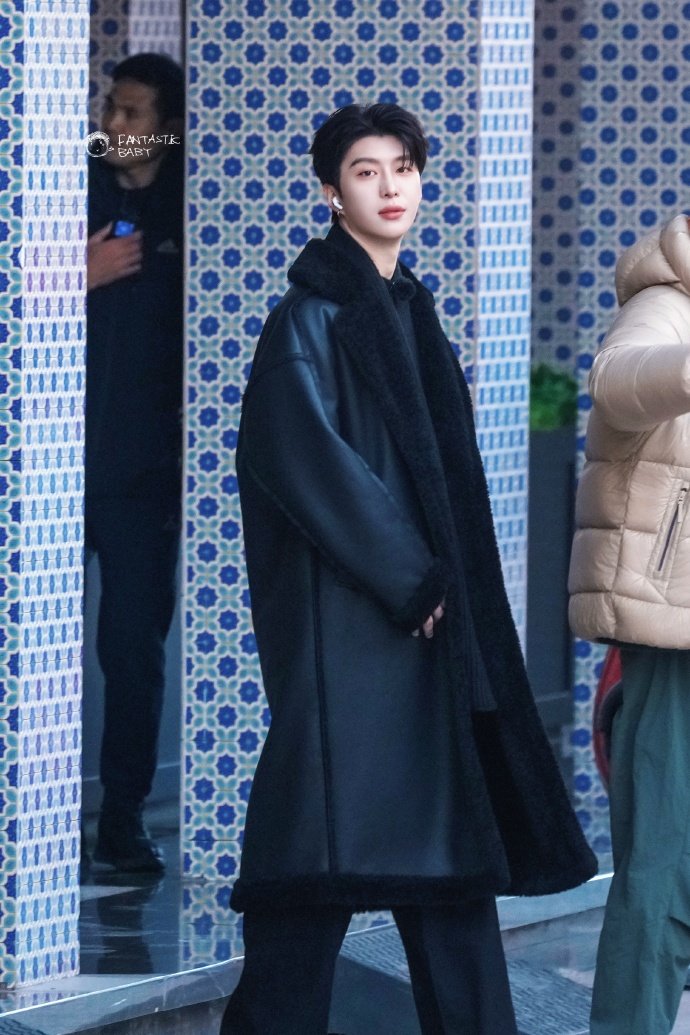 范丞丞冬日男友look范丞丞奔跑吧allblack氛围感范丞丞冬日男友loo