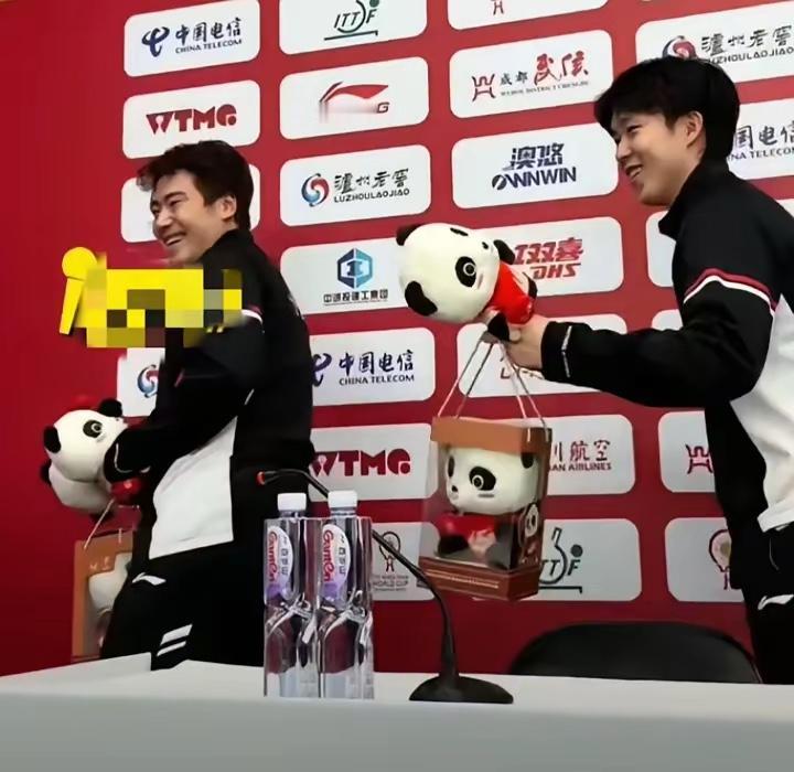 双甜组合太逗了：采访完这个举动，把大家笑死了！王楚钦和梁靖崑赛后采访完成时，