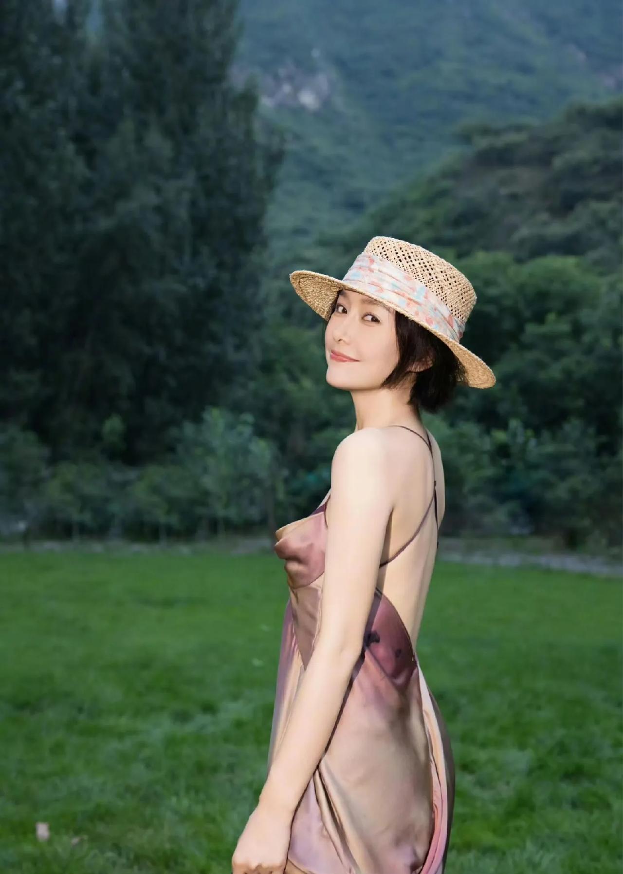 秦岚这穿搭太懂中年女生了！✨渐变缎面吊带裙，垂坠感版型遮肉又显瘦，露背设计增加