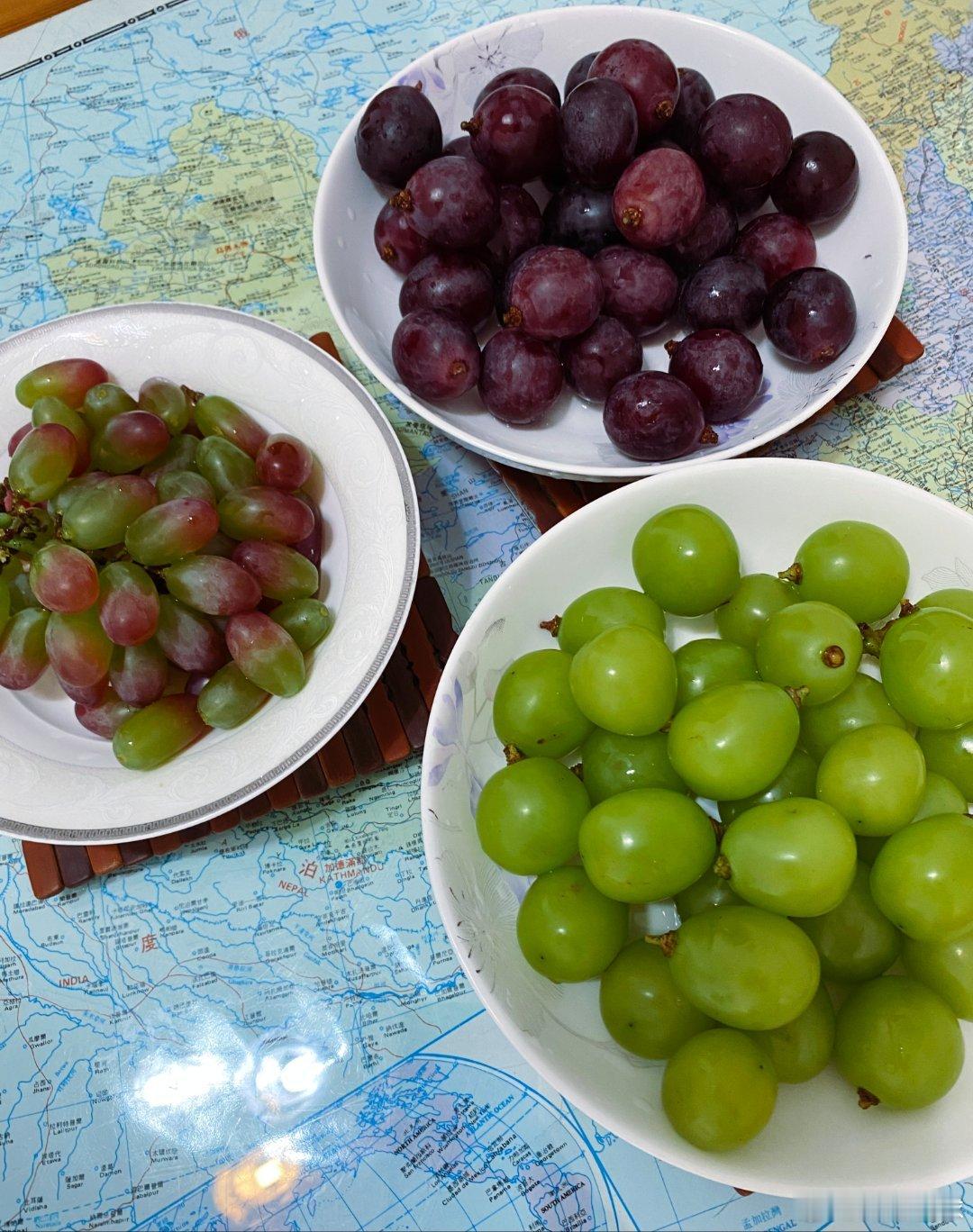 妈妈买回来的葡萄🤩，大家更喜欢吃哪种？​​​