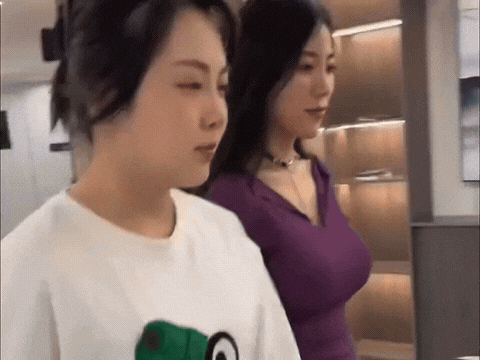 这男子回家估计要跪搓衣板了。12月16日报道，老婆走过来，用手蒙住男子的眼睛，她