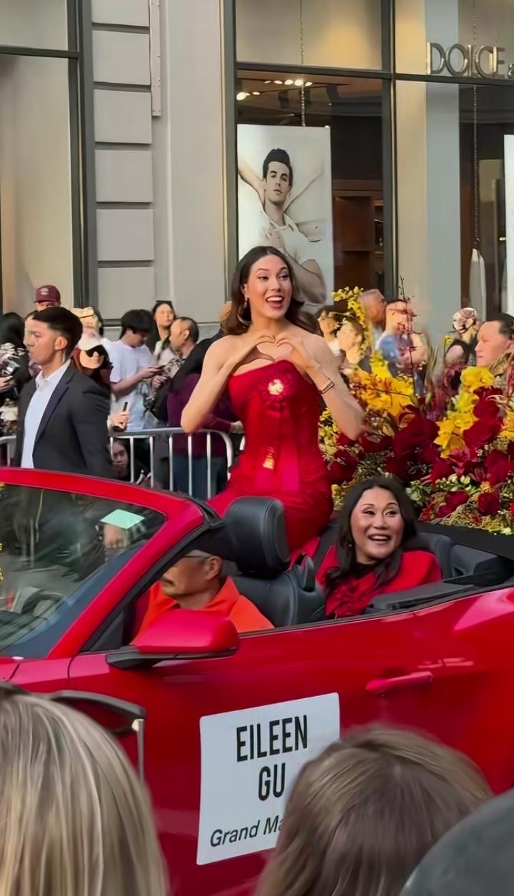 谷爱凌和妈妈都好美好美呀！今天旧金山华人花车巡游，谷爱凌和妈妈一起在花车里，谷