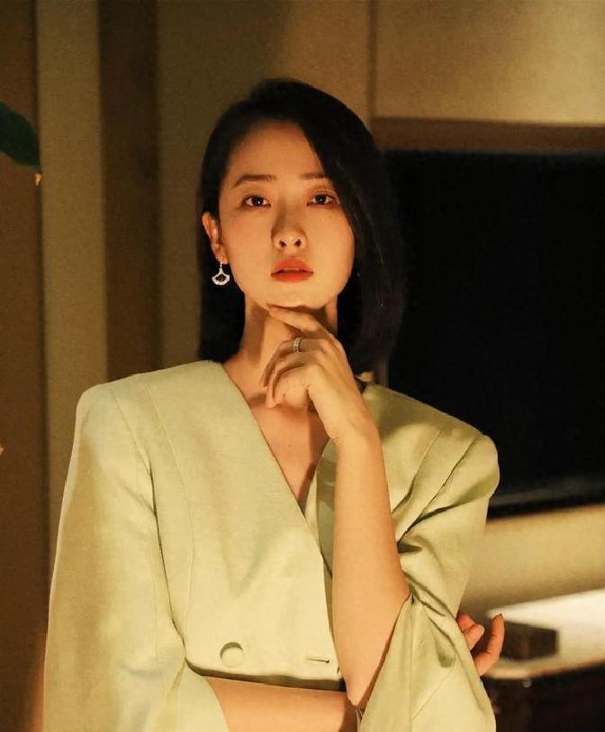 最近，何雨虹的新剧《淬火年代》火遍全网，她在里面演的沈嘉丽，搁在1998年那个炎