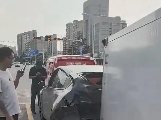 “资本的嘴脸！”山东青岛，李先生驾车等红灯时后脑勺猛地挨了狠狠一撞，脑袋磕得发昏