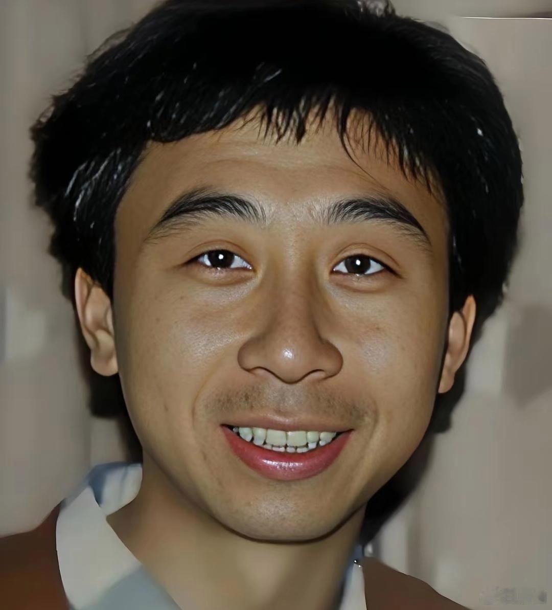 1993年时分,冯巩前往台岛去见张学良,甫一坐下,老人便直直地盯着他的脸庞