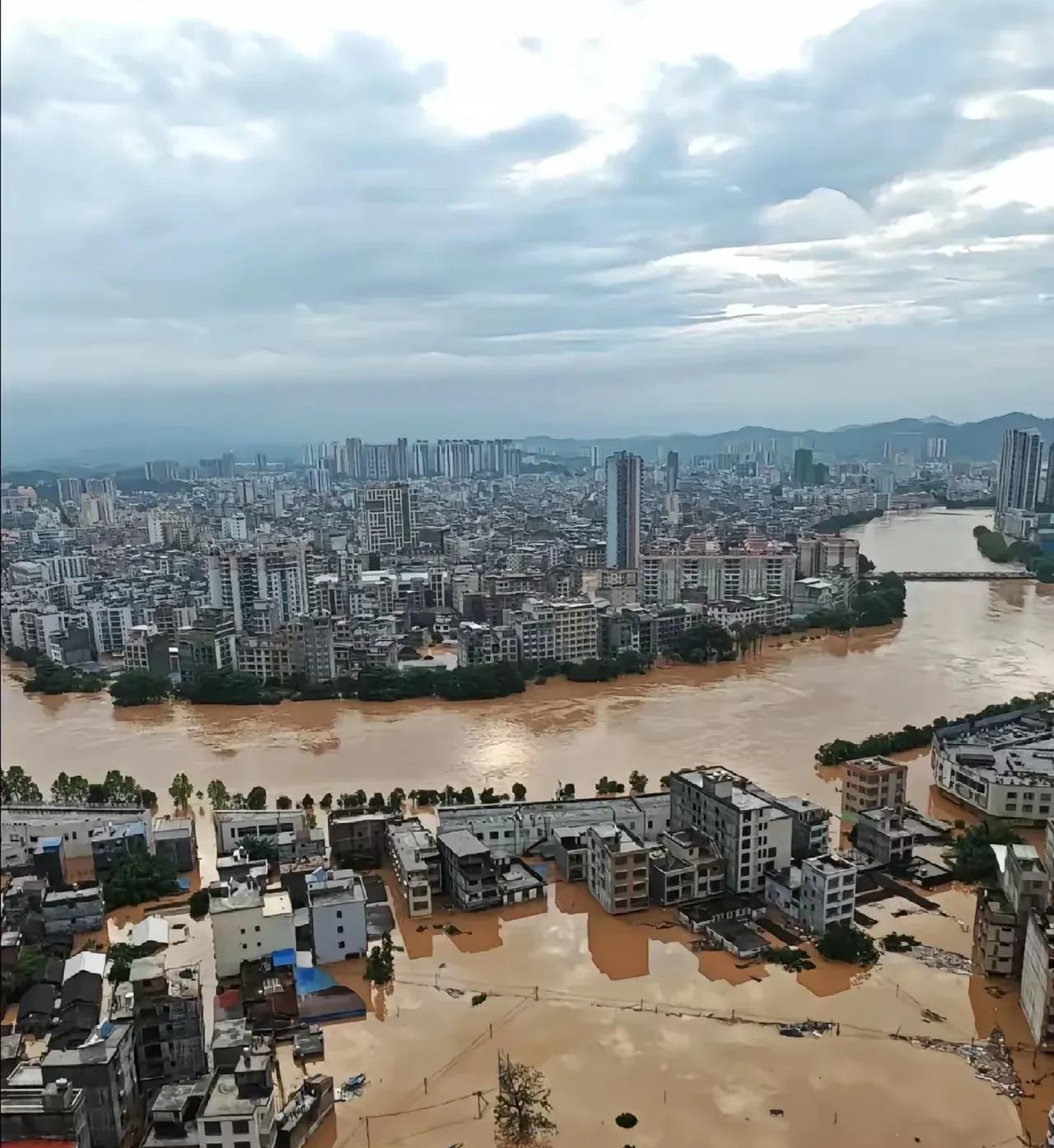 广东本来就属于沿海城市，这两天怀集县加上倾盆大雨发生洪灾，城市路面积水成渊，洪水