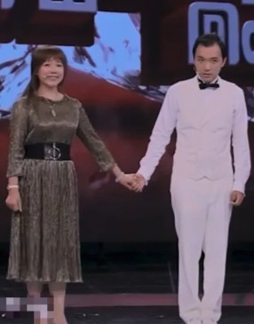 上海，一单亲妈妈为了陪伴智障儿子，辞去令人羡慕的区长秘书职位，没想到，23年后，