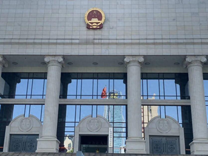广东广州，一业主家对面商场的巨幅LED广告屏，每天从早到晚不间断播放动态广告。彩