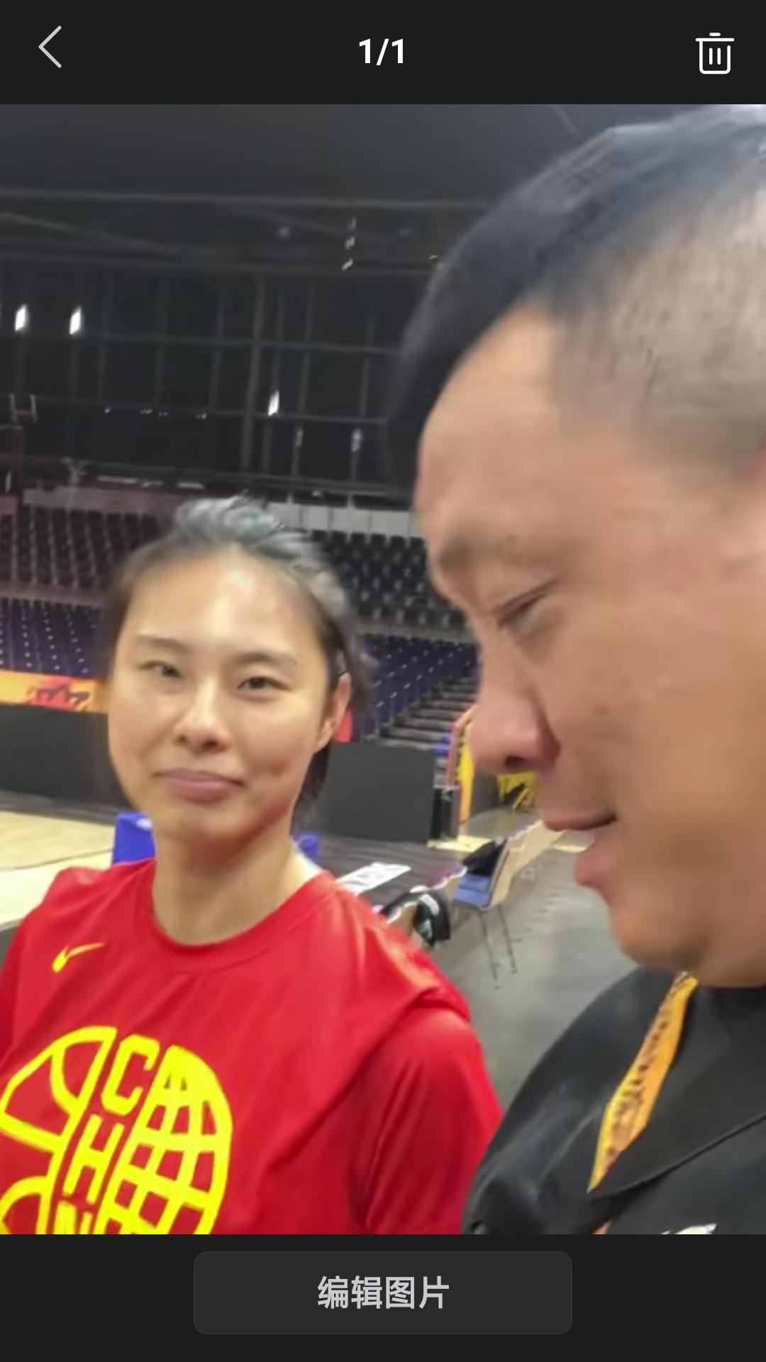 【女篮世界杯首场比赛中国女篮惨败给卫冕冠军美国队，赛后因脚踝扭伤缺席本场比赛的中