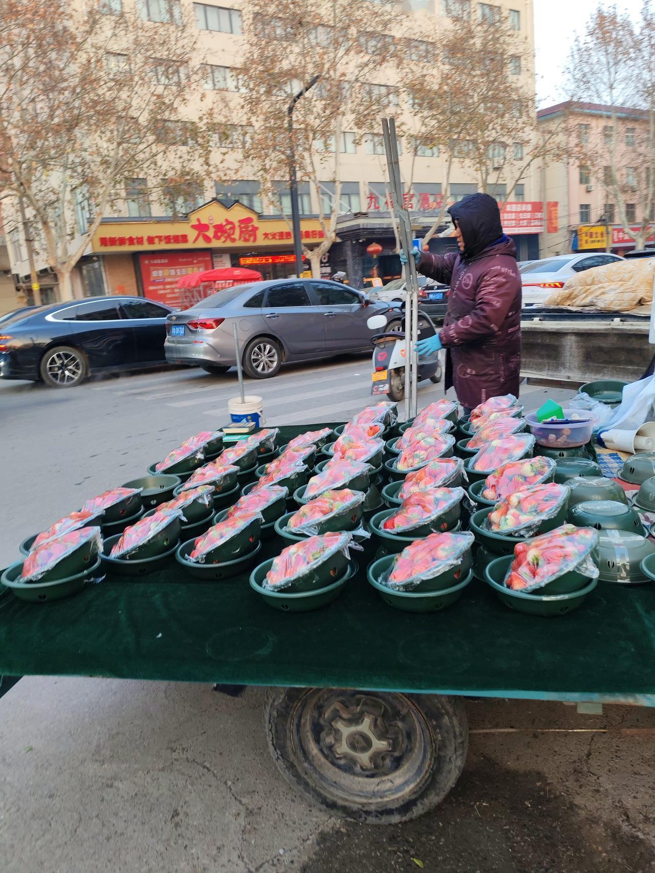 惊喜的草莓价1月22日，坐标西安。我正在去经开区陕汽的路上，此刻经过泾渭中路，