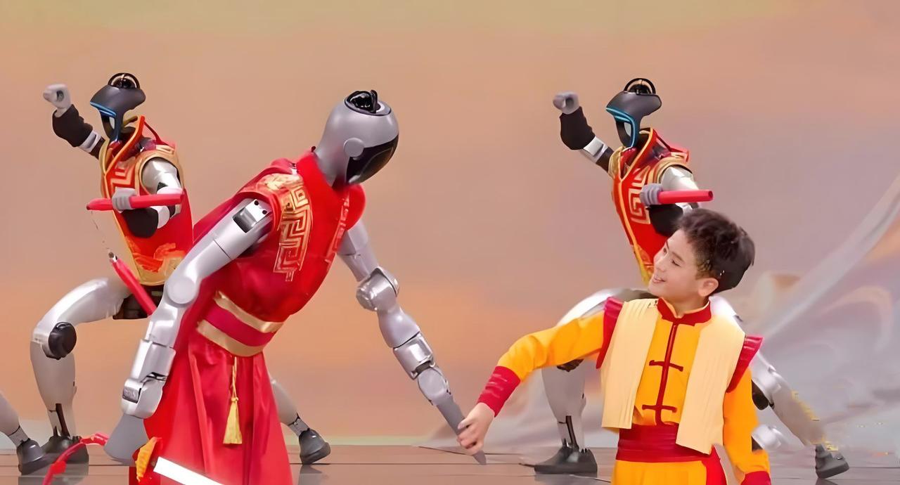 今年春晚的风头全被人形机器人抢去了，去年还只会扭秧歌，今年能够翻跟头、表演武术、