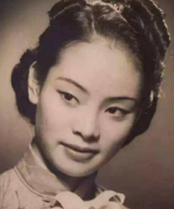 1910年，已婚13年的陈独秀发妻，撞见丈夫留宿书房，气得浑身直抖。她挺着孕肚敲