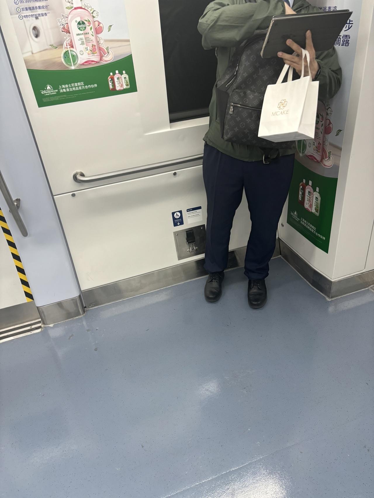 北京这位大哥，收入肯定不低，月薪最少3万以上，从他背的这件价值不菲的路易威登LV