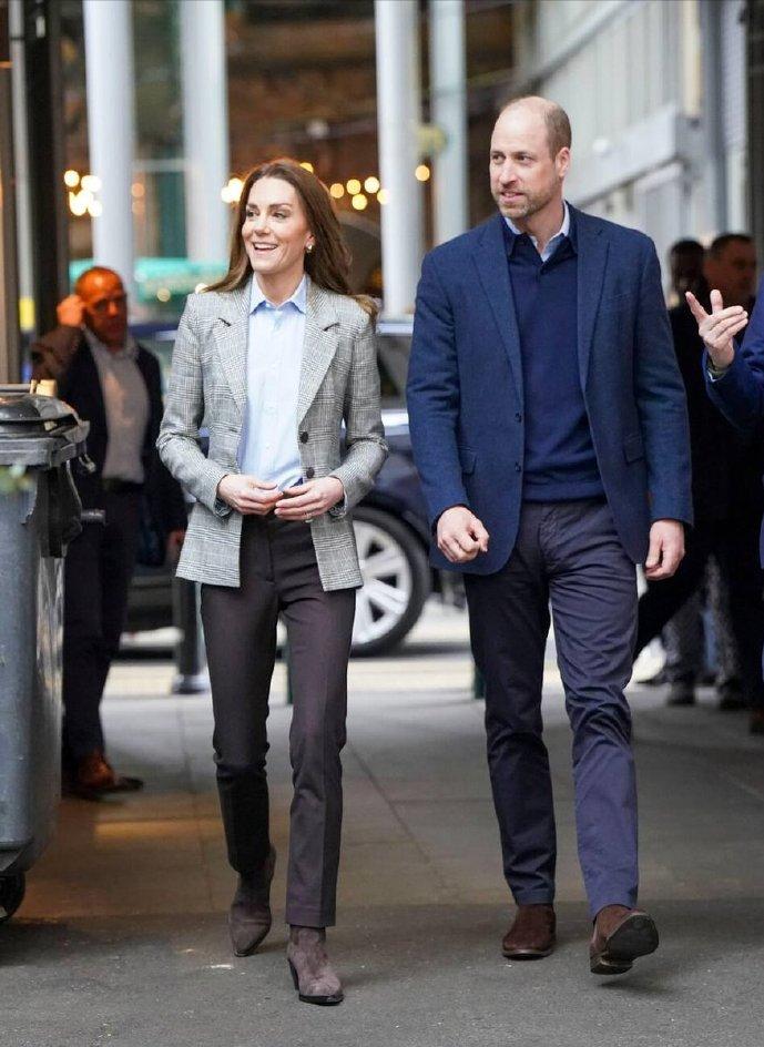 来了来了，威廉凯特在伦敦闹市区说实话凯特今天一身正经OL装扮，清淡的很