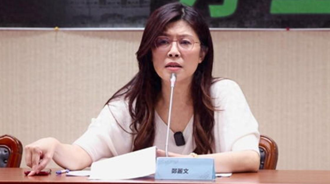 台湾政坛又上演了一出好戏。 8月30日晚上，网红馆长在节目里直接开炮，把国民