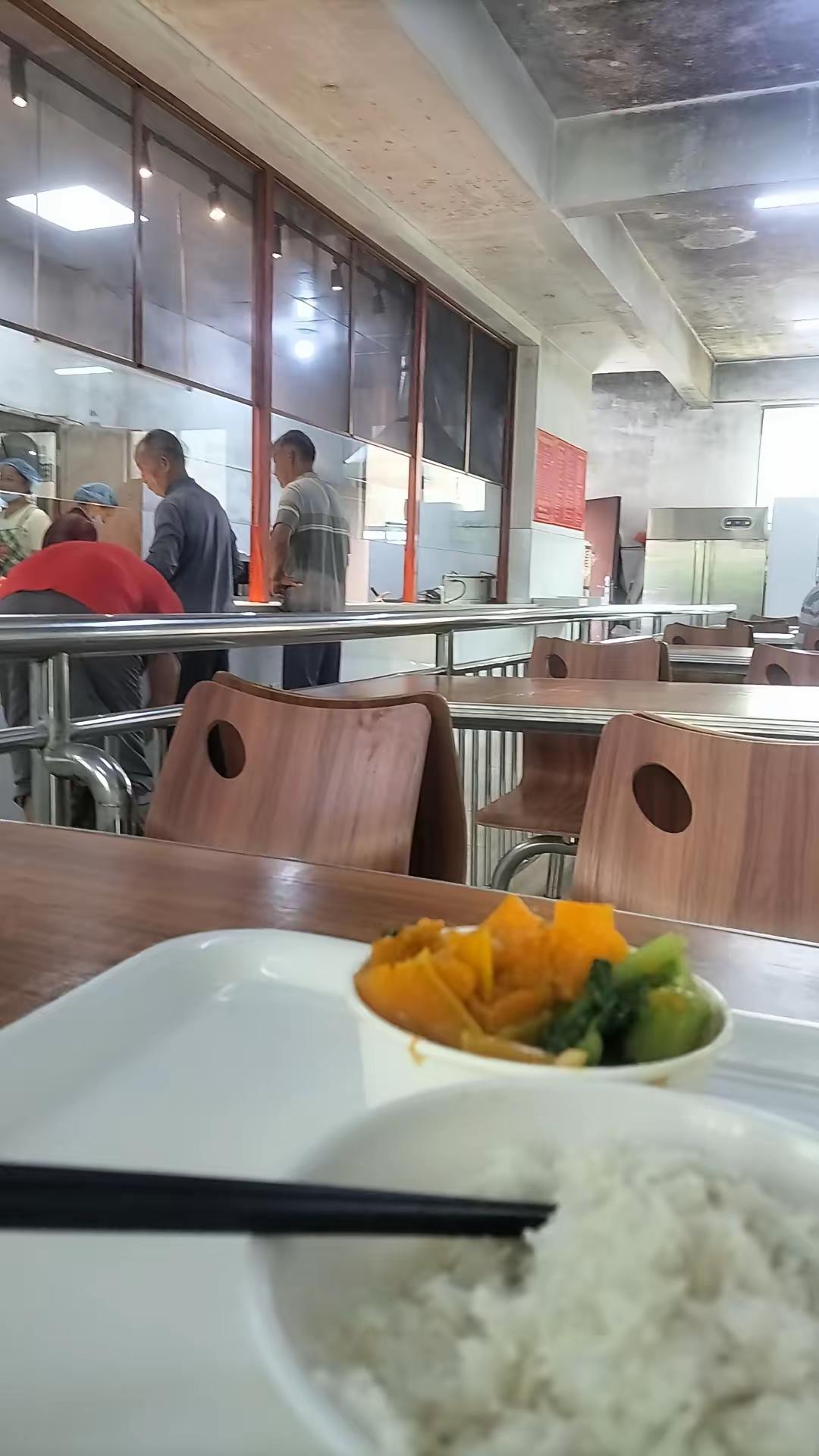 谁再说医院食堂是“刺客”我第一个不同意，江西吉安泰和县新中医院的食堂简直是业界良