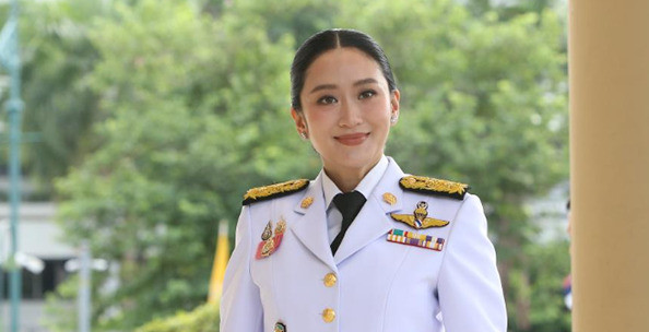 佩通坦下台泰国政局巨变佩通坦的日子真不好过，民调显示大多