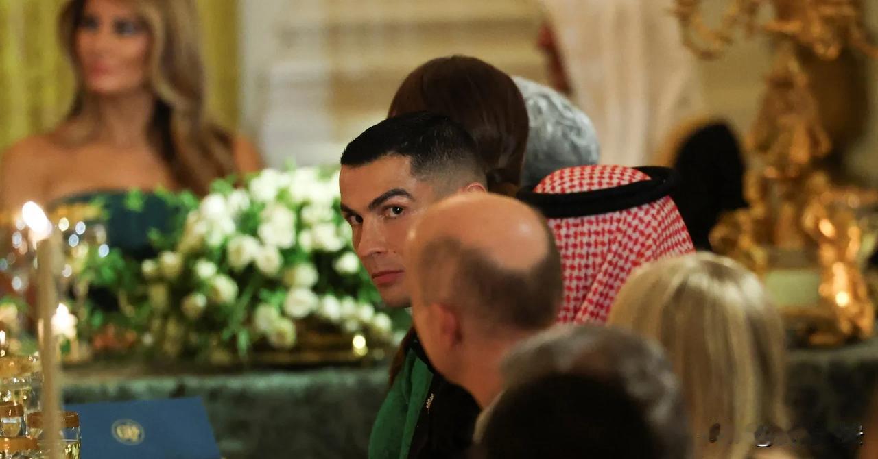 C罗随沙特造访白宫特朗普为沙特王储萨勒曼举行的欢迎晚宴上，看到了葡萄牙传奇球星