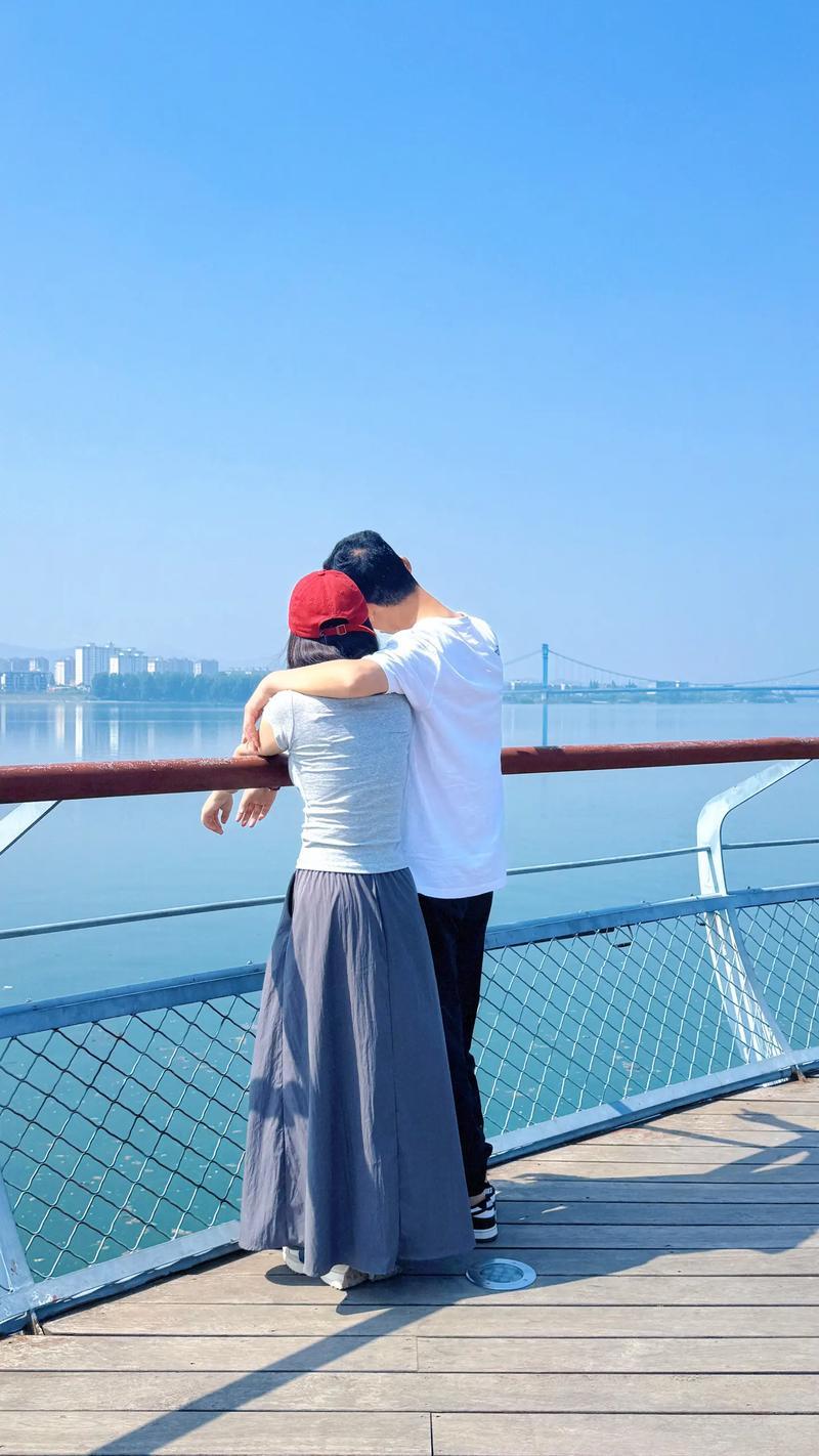 第二任男朋友和前任分手后，第二年通过高中同学介绍的，那个时候我也刚好上岸，他也