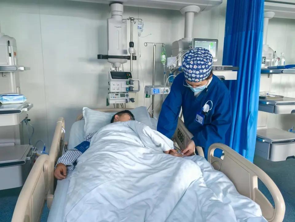 意外还是发生了！长沙一27岁健身小伙锻练完猛灌冰水，下一秒直接躺进抢救室。