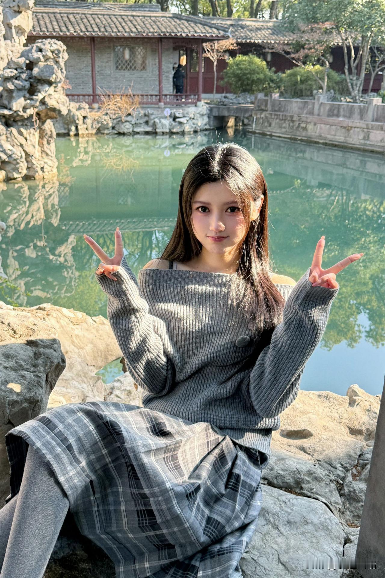 元气少女在古风园林中静坐，清新自然，元气满满！🌿👧🏻