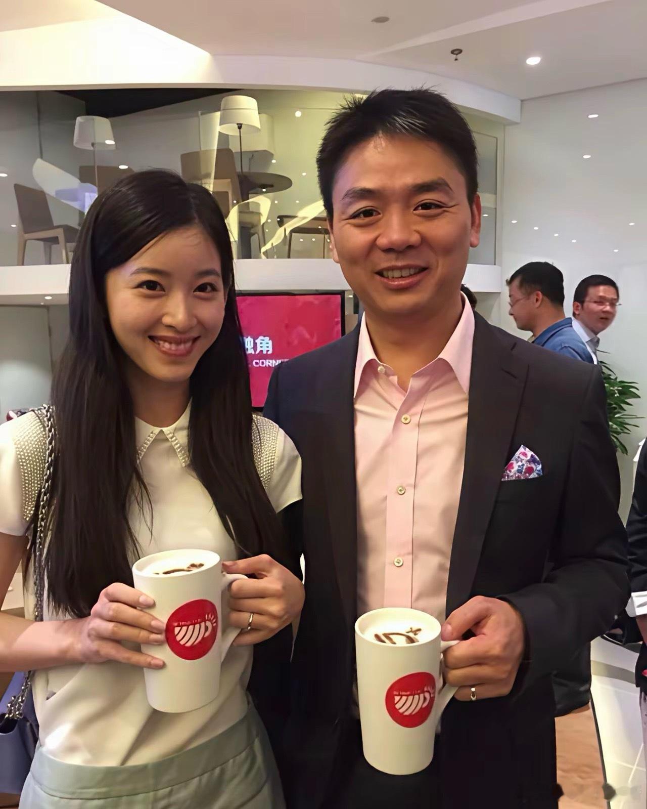 据说这是章泽天第一次正式和刘强东约会时拍的照片。刚刚确立恋爱关系，两人笑得都合不