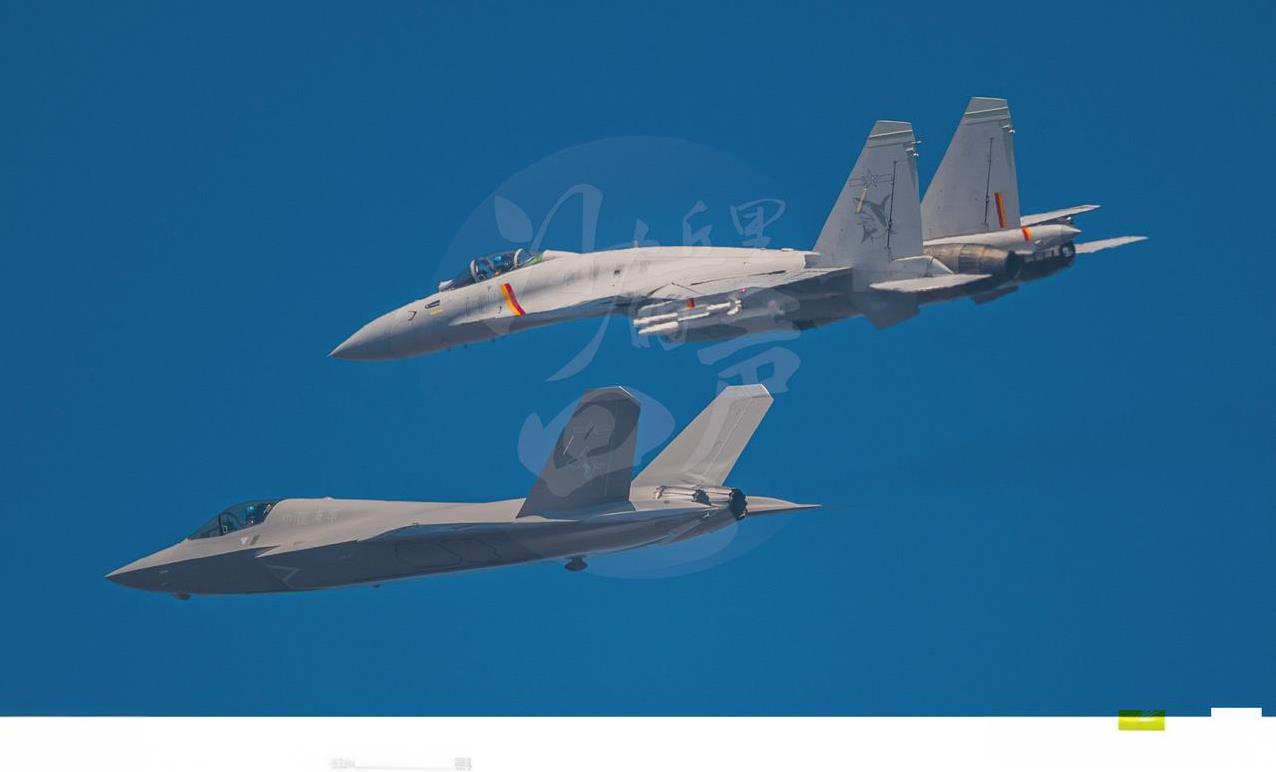 歼-15T与歼-35同框，歼-35是二代“飞鲨”，已经量产最近的高清航空器图都