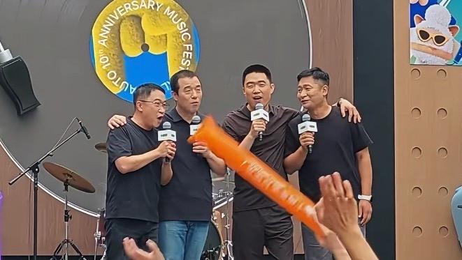 燃起来了！理想汽车成立十周年，李想首次现场献唱，旁边还有伴唱团，大致听了下唱的还