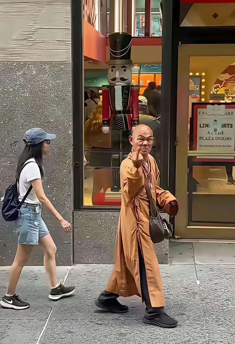 这个动作一出手，就百分之百肯定是一个假和尚。出家人应该以慈悲为怀，哪像这种凶形恶