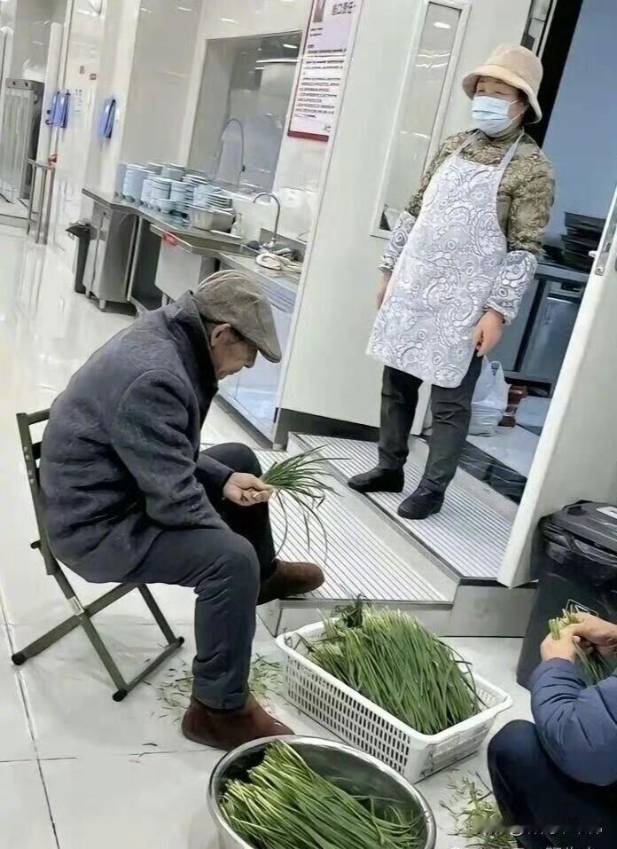 刘强东的父母惊现京东食堂，不是去吃饭，也不是去巡视，竟然是去给员工做饭的！而且这