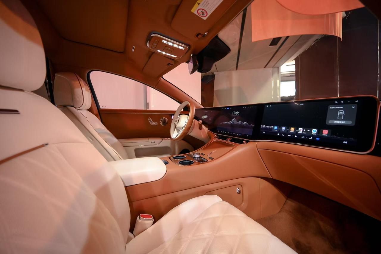 时尚芭莎艺术大赏2025，尊界S800演绎“新从容”在时尚芭莎艺术大赏2025