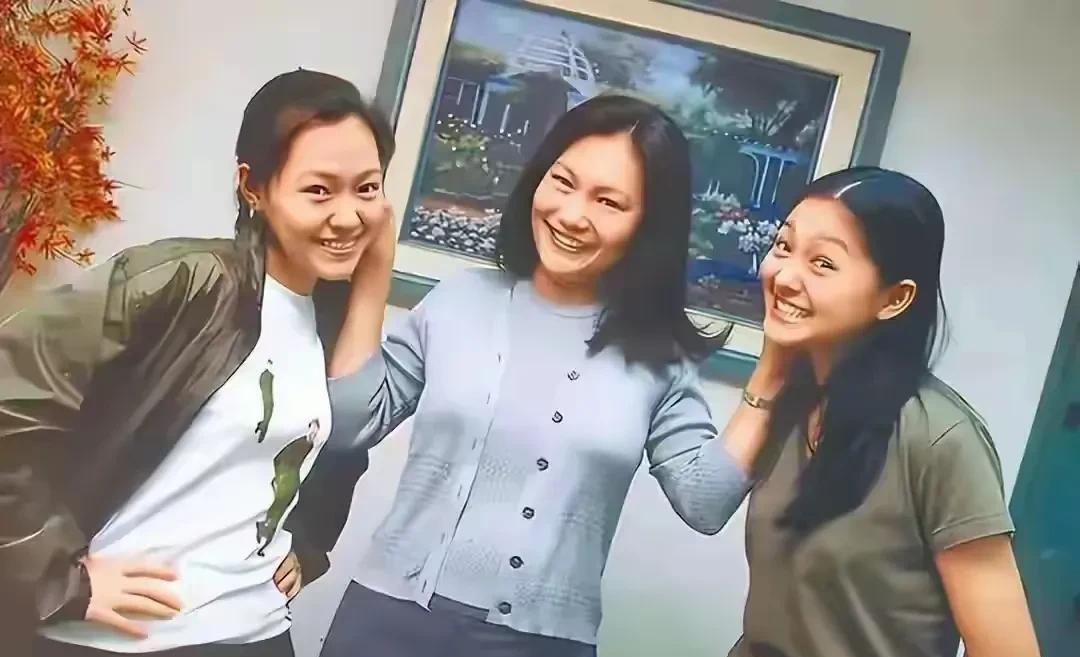 小S在马筱梅被媒体轰炸时时选择复出，并且很奇怪地号召大家缅怀她的姐姐，并且让大家