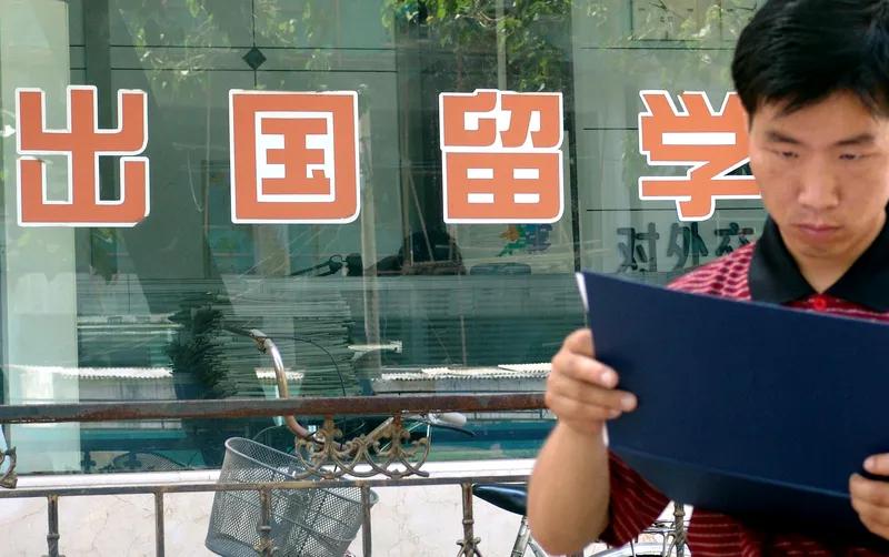 对于协和4+4，普通人也无力吐槽什么，即使关闭了这个窗，那些精英们也会在别的地方