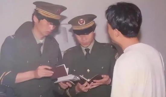 2000年11月，哈尔滨出了桩离奇大案。42岁检察官带着31岁女助理出门办公，两