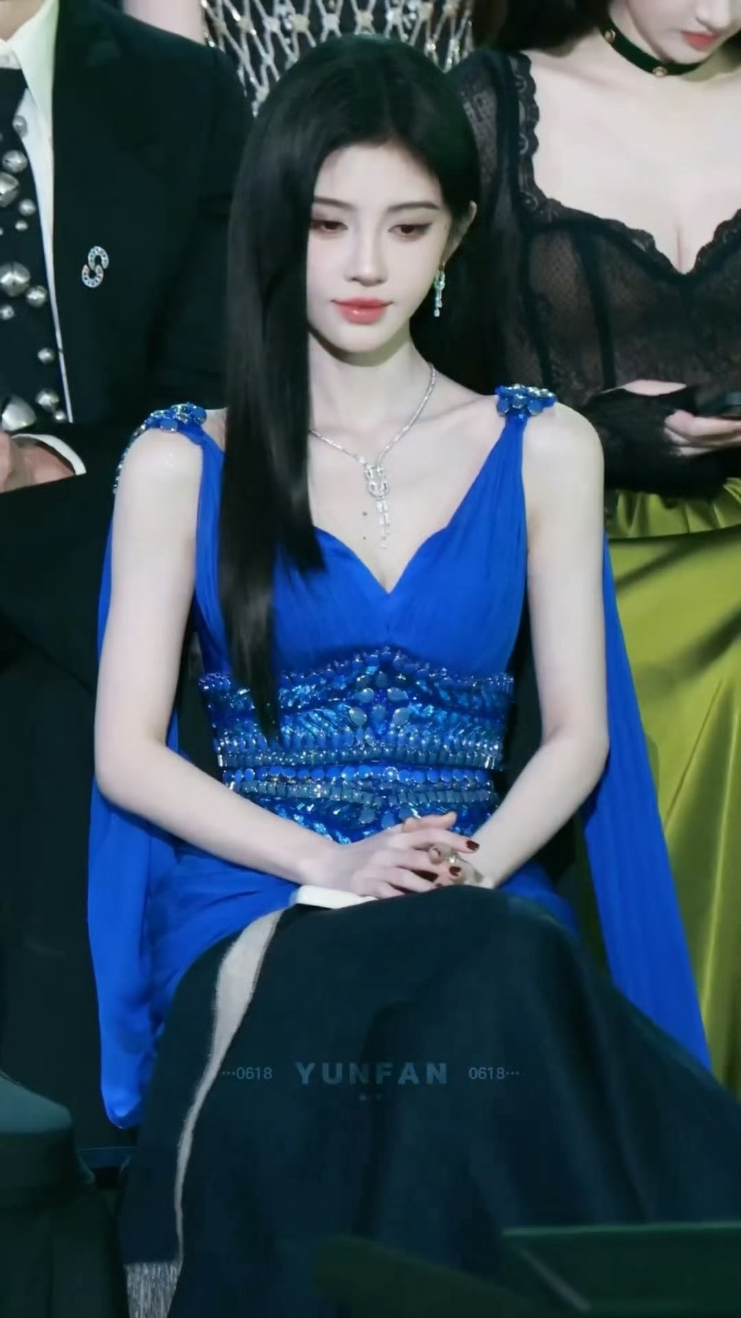 这个live绝了像吸血鬼突然闻到猎物又回神到自己的状态我鞠真的好适合演疯批美