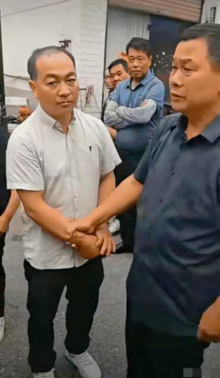 白衣男子白吃白喝被主人给抓住了，主人家办喜事，搞了两天大席，这个男子和主人家没有