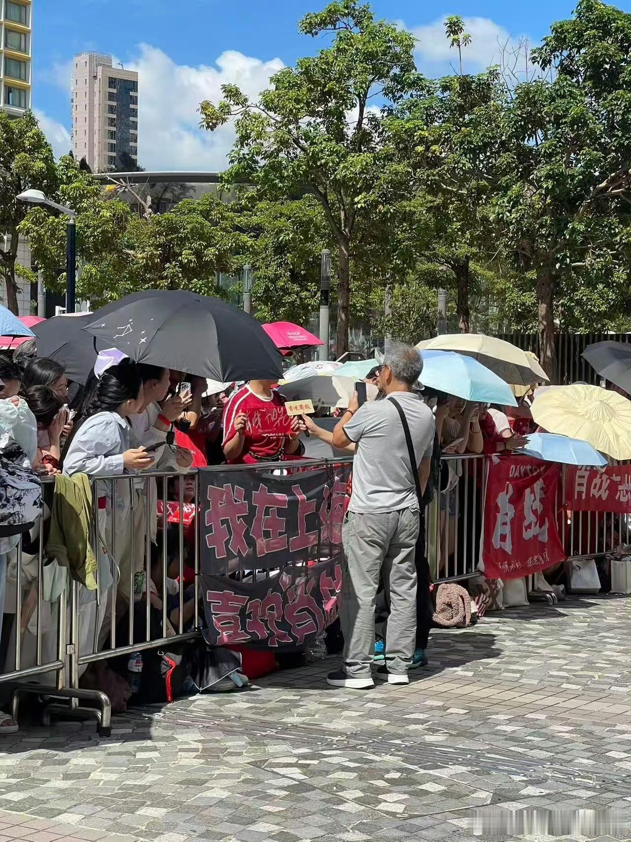 沪战大小姐带着“我在上海喜欢肖战”在东方之珠被采访！大方又礼貌！记者：你有