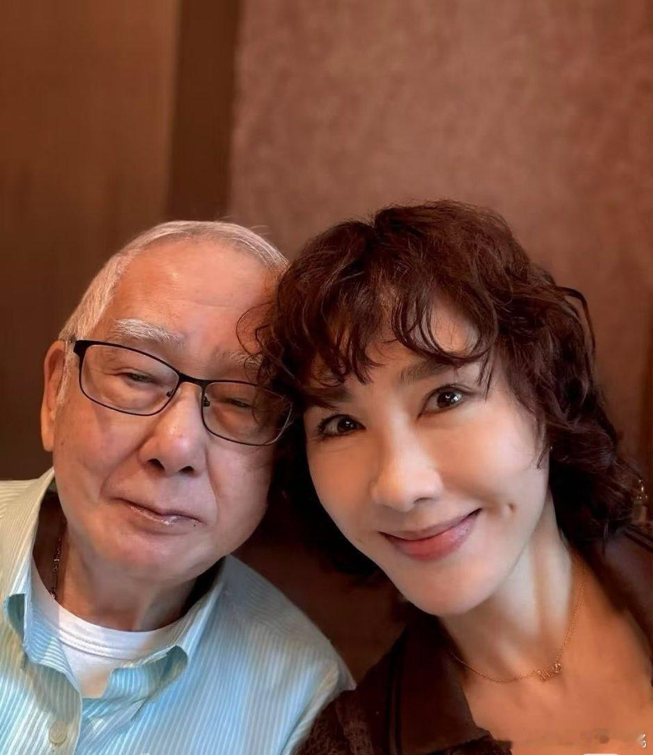 黎姿一家人合照，弟弟黎婴也一起出镜了​​​