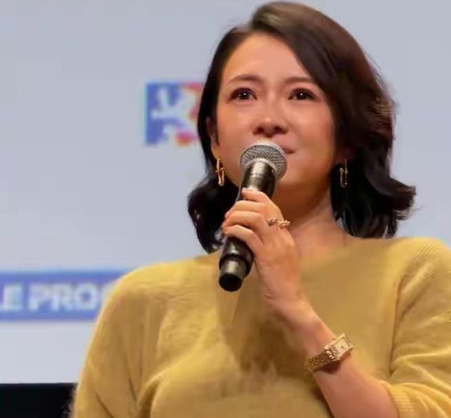 全网吵翻！章子怡红毯小腹引争议，却拿下全球独一份的重磅大奖。谁能想到，被网友