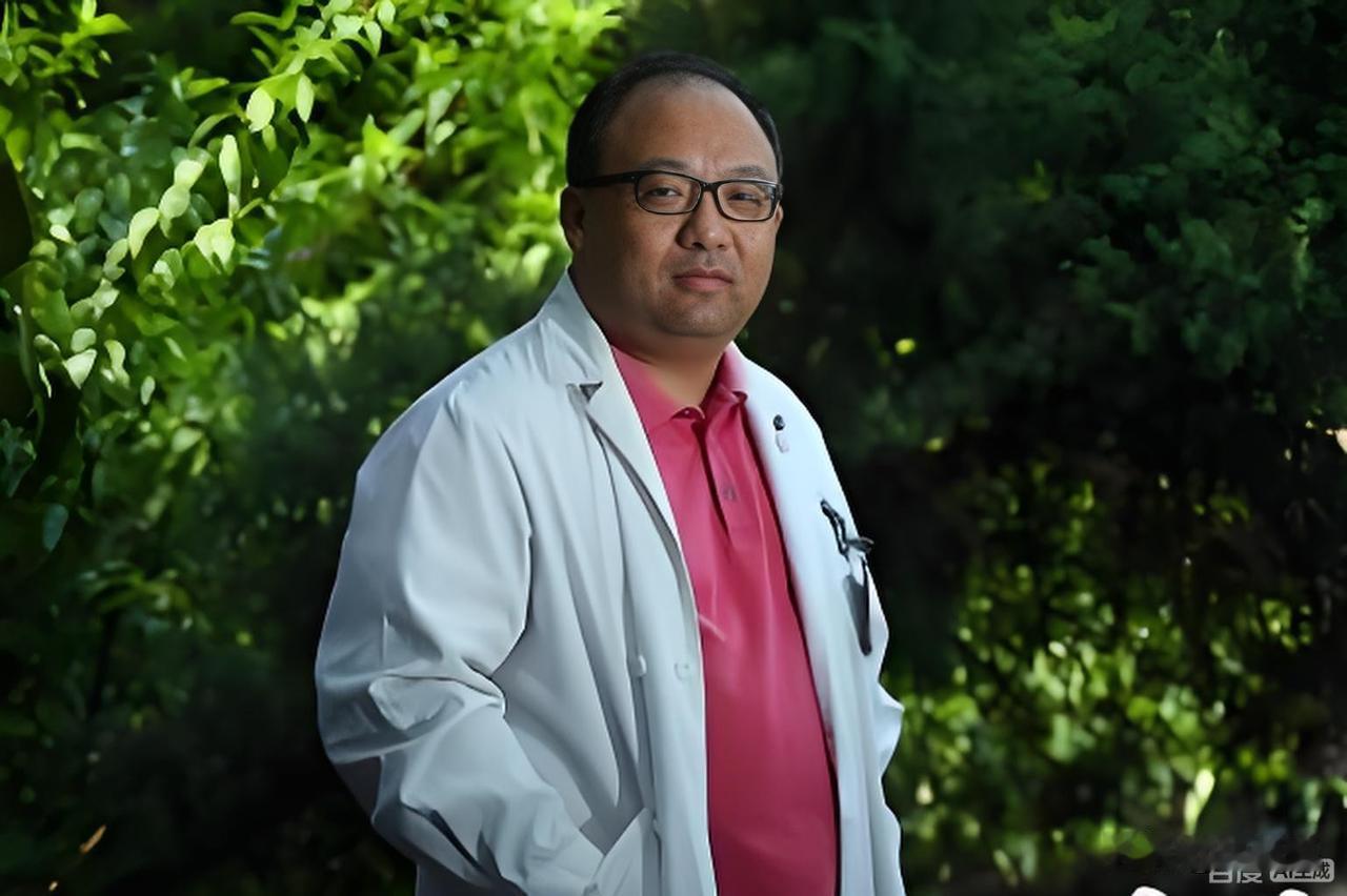 董强教授，现为华山医院神经内科常务副主任，上海市医学会神经内科专科委员会（第七届