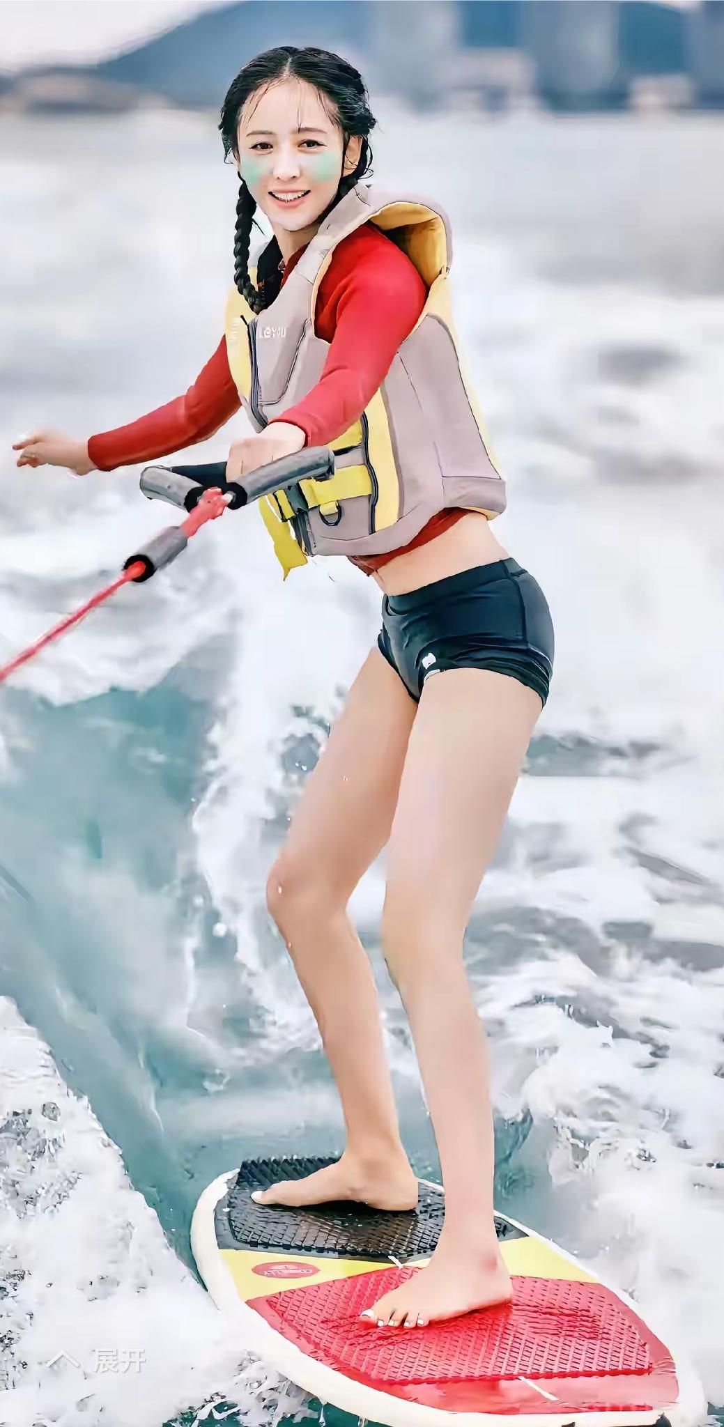 佟丽娅身材保养得真好，细长大腿，腹部上一点都没坠肉，皮肤也不错，白白净净，笑着时