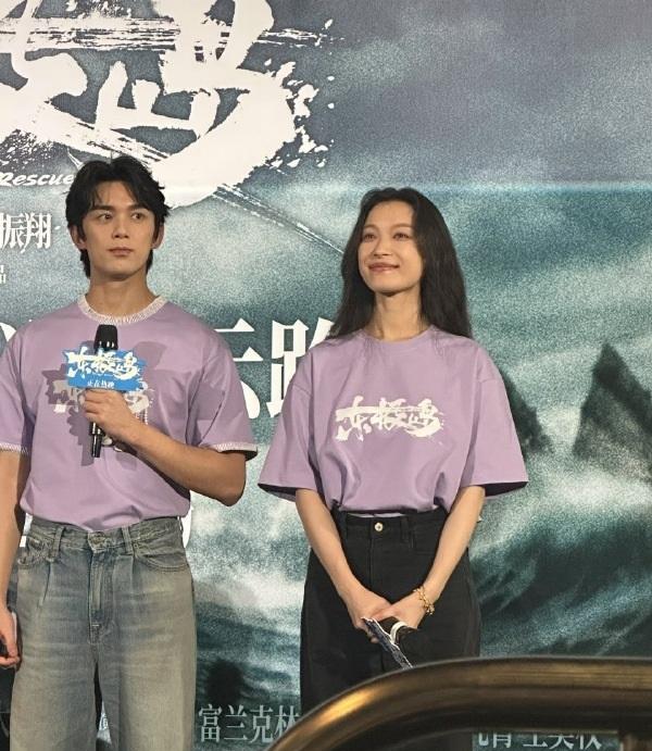 最近倪妮和丁真一起在舟山出席活动，两位搭配的都很简洁，不过站在一起还很般配。倪