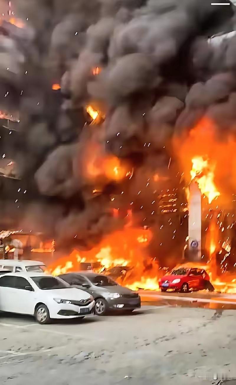 揪心！天津海泰大火的视频看得人手心冒汗，火势凶猛到吞噬楼梯、