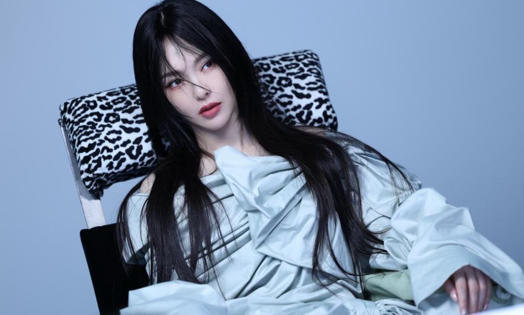 近日，唐嫣的一组杂志写真在多个平台上曝光，展现了她在《时装L'OFFICIEL
