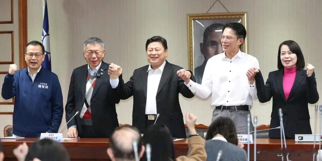 民众党前主席柯文哲在现任主席黄国昌和党内民代的陪同下拜访了国民党党团，国民党总召