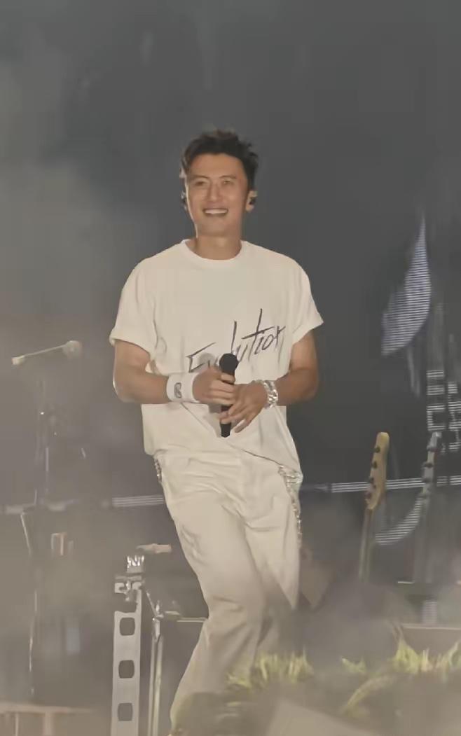 不知道大家发现没有，谢霆锋开演唱会，有一个最大的问题，那就是造型很简单，现在很多
