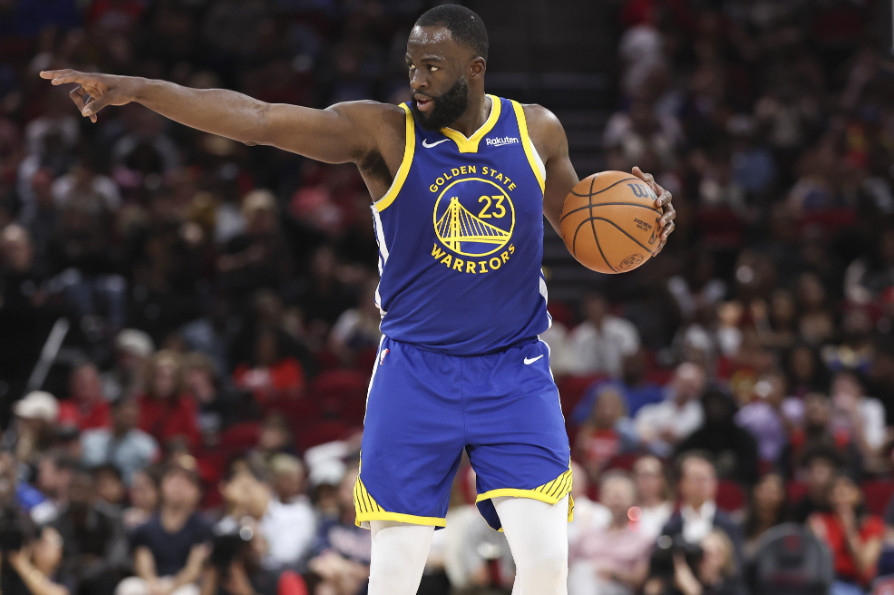 NBA常规赛，勇士客场加时115-113险胜火箭。赛后追梦格林在场边接受了采访。